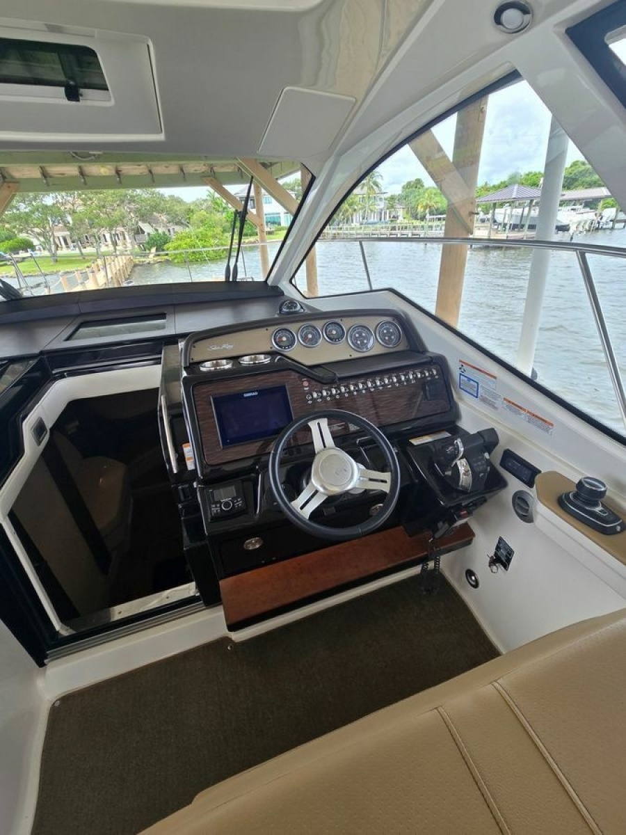 35' 2018 Sea Ray 
