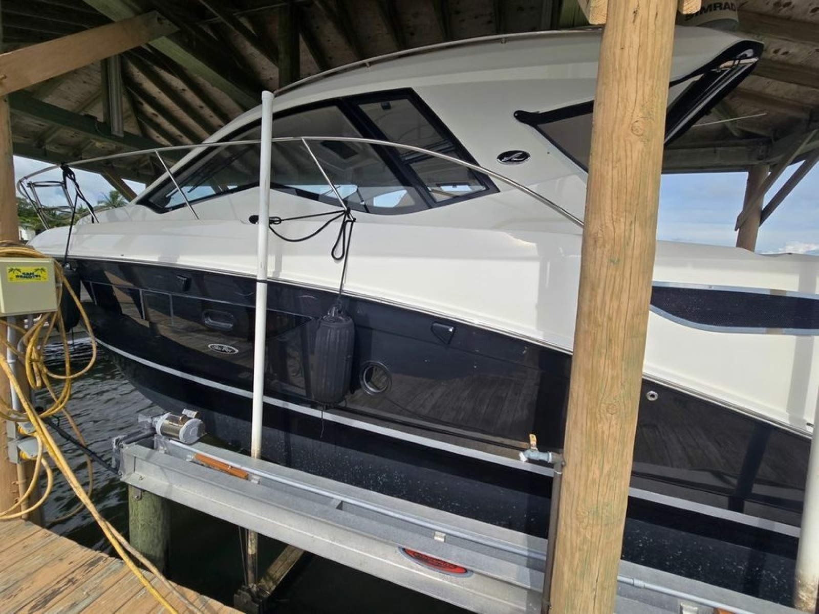 35' 2018 Sea Ray 