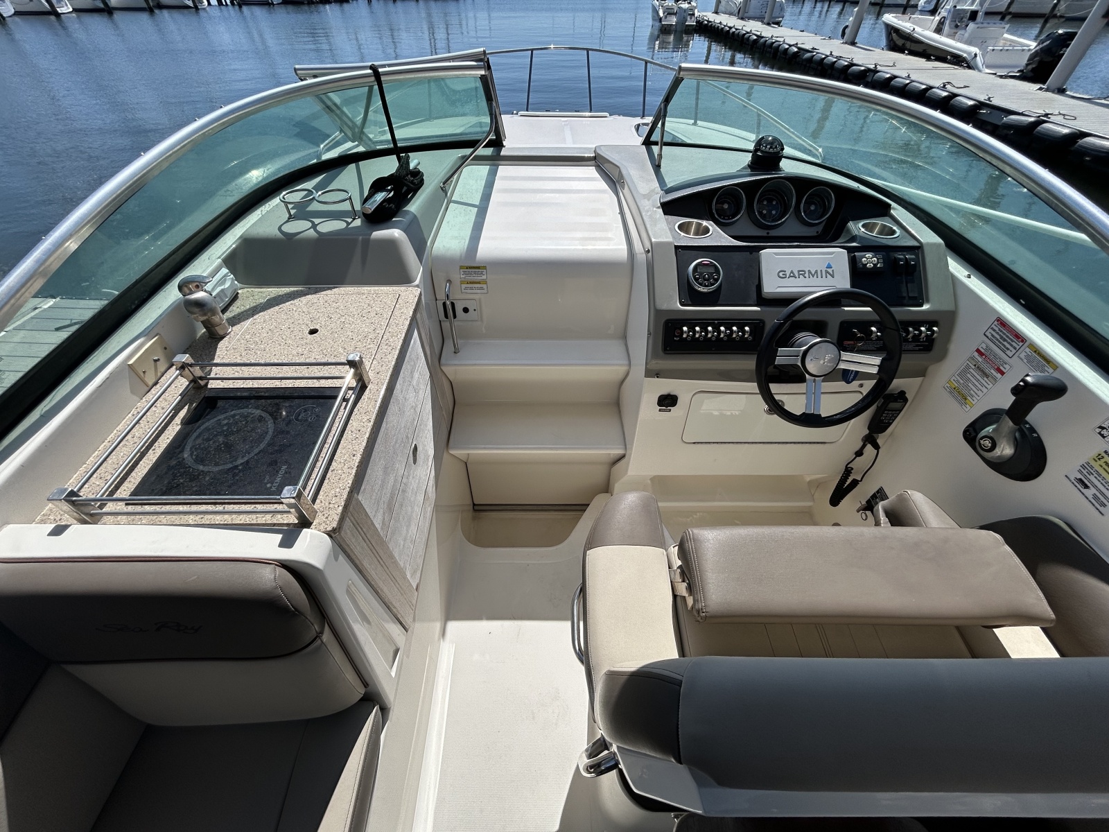 26' 2014 Sea Ray 