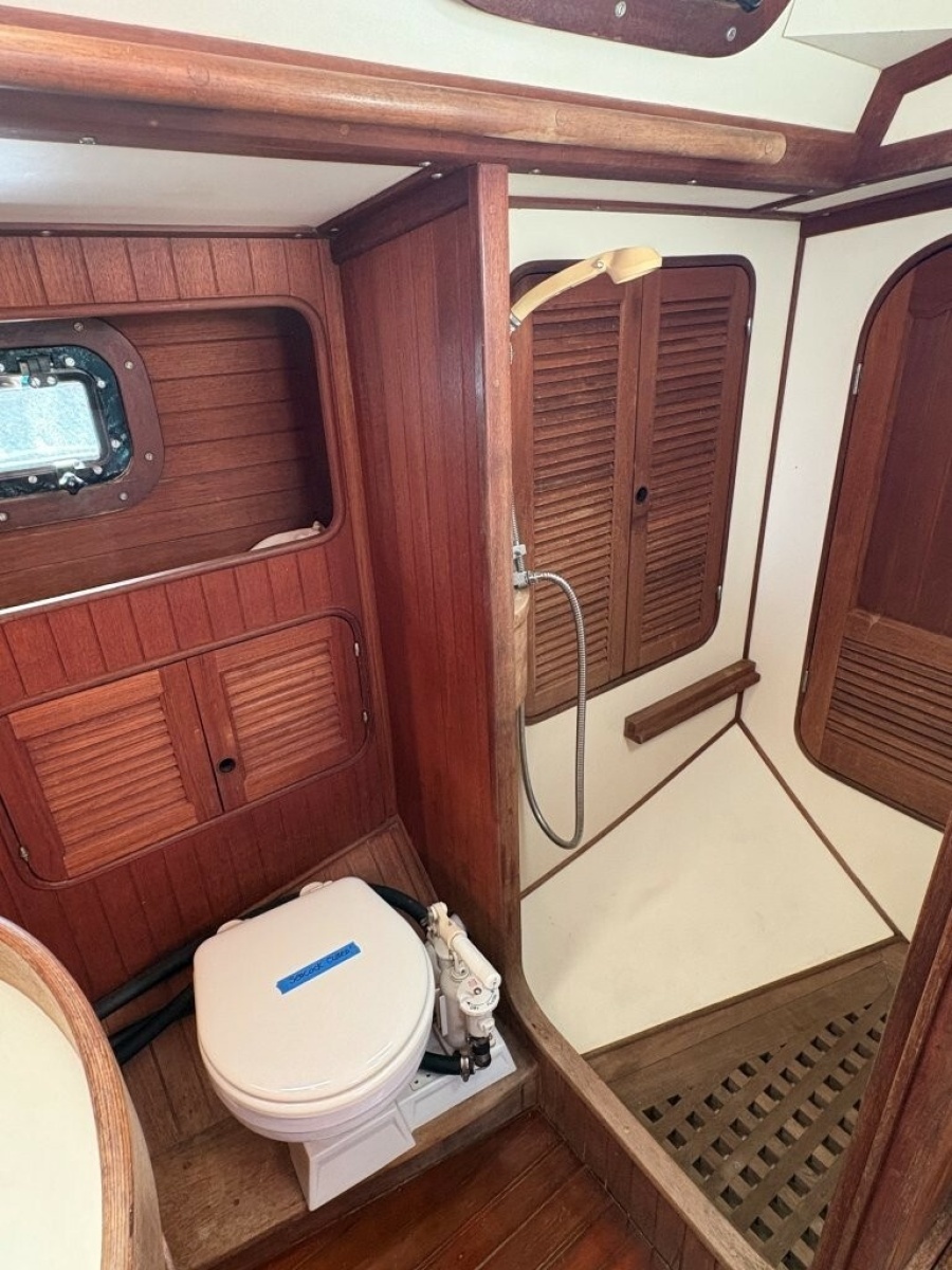Aft head with Shower