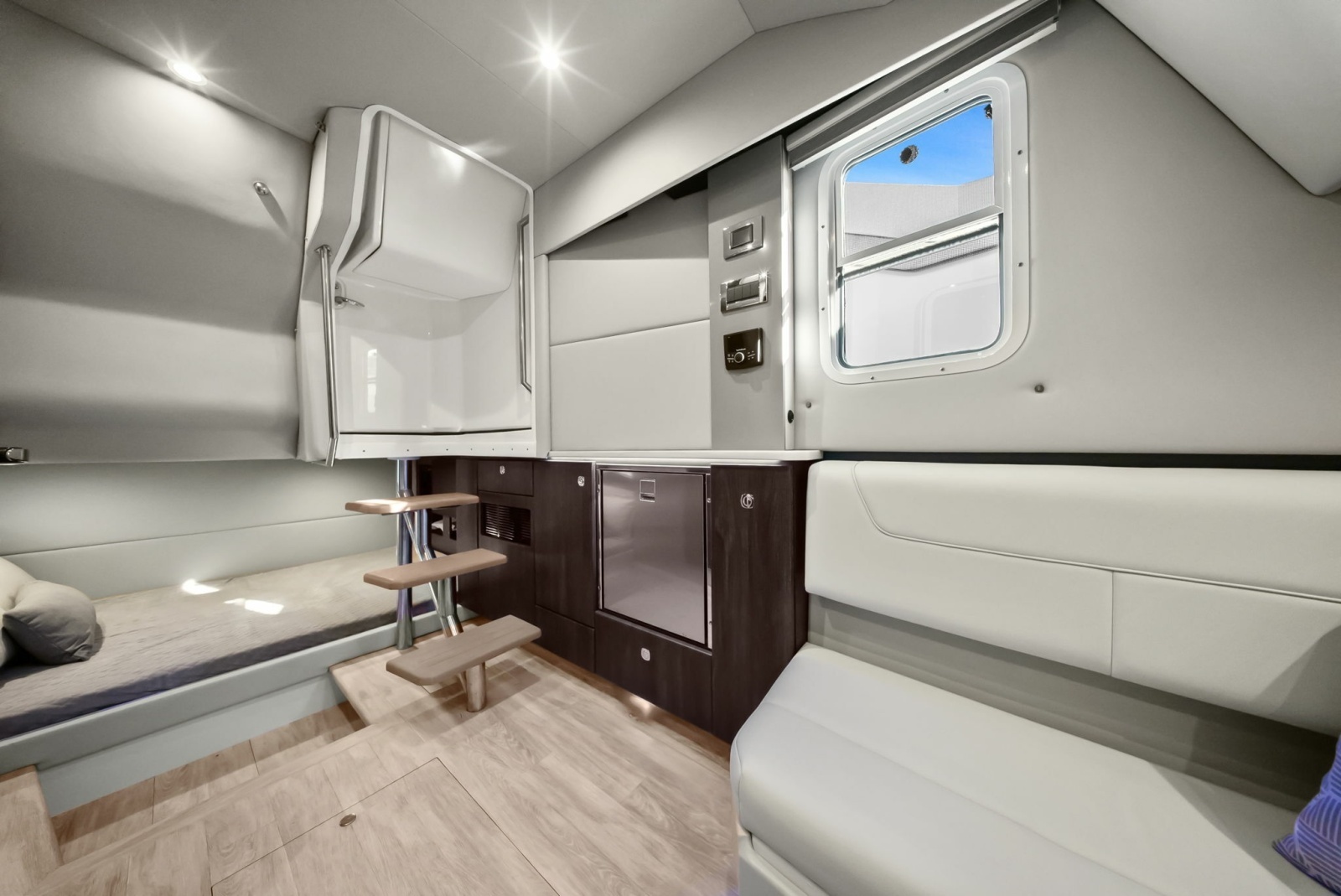 Formula 38 - Bada Beng - Cabin