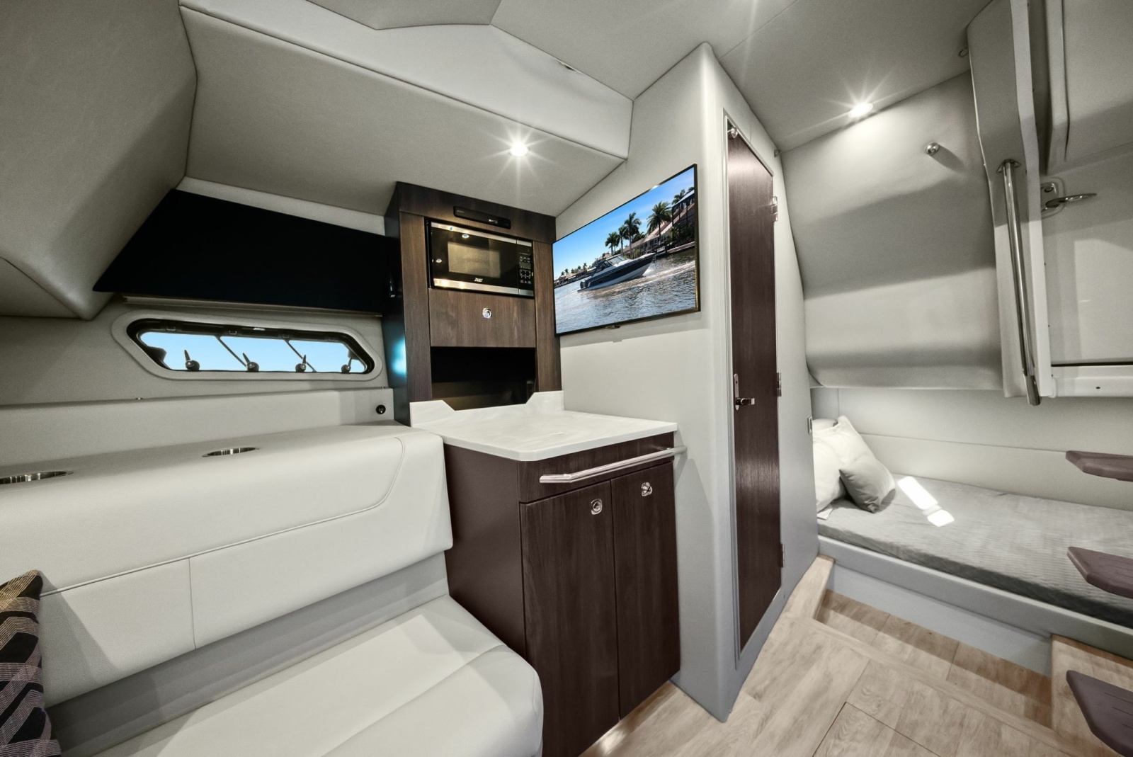 Formula 38 - Bada Beng - Cabin