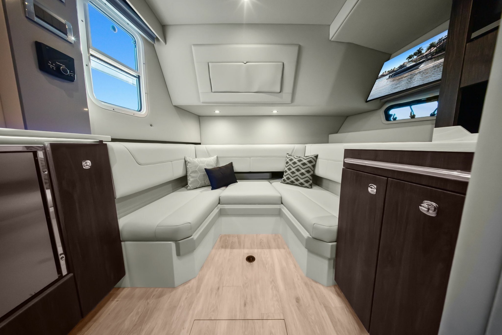 Formula 38 - Bada Beng - Cabin