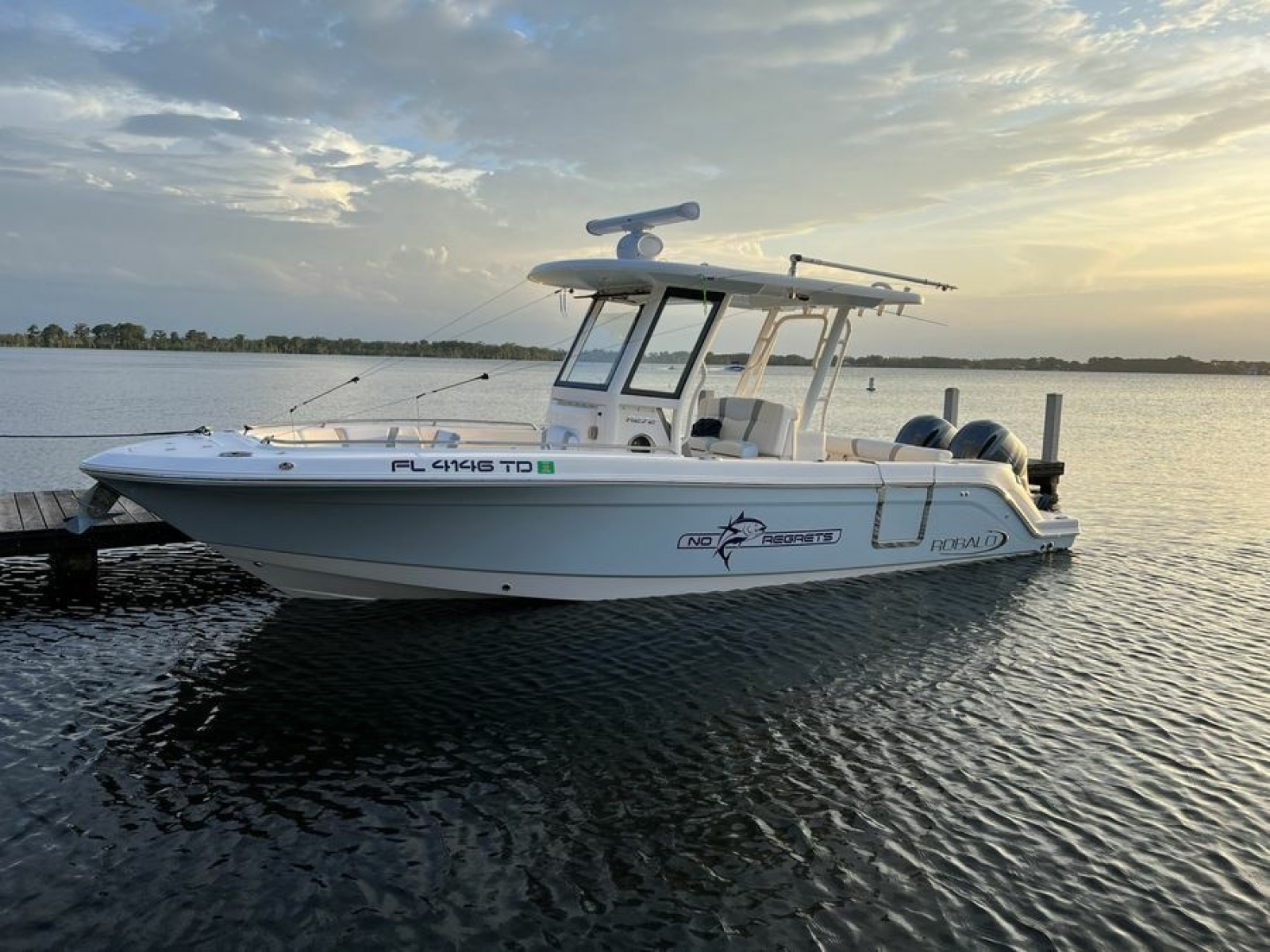 2022 Robalo 