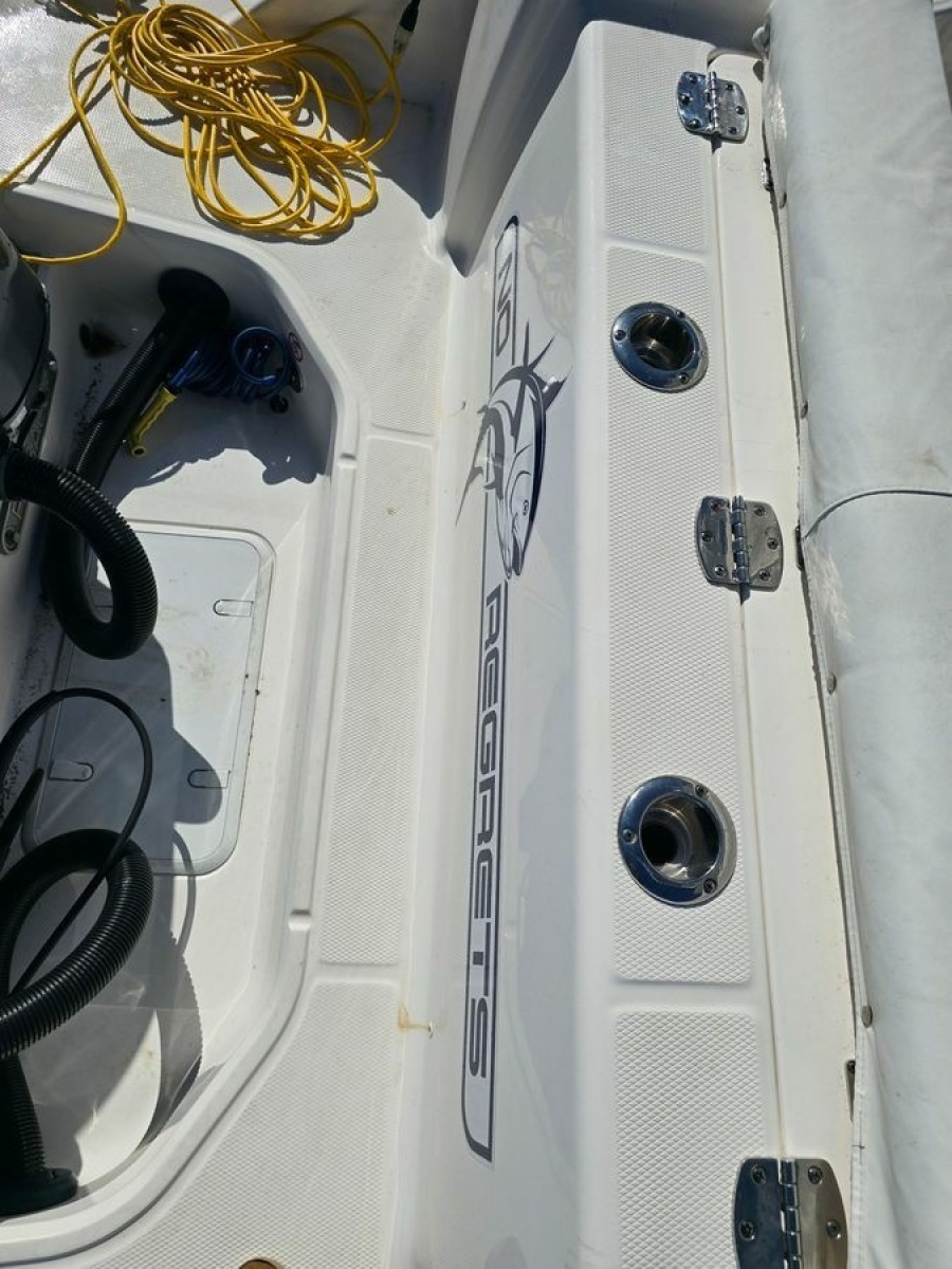 27' 2022 Robalo 