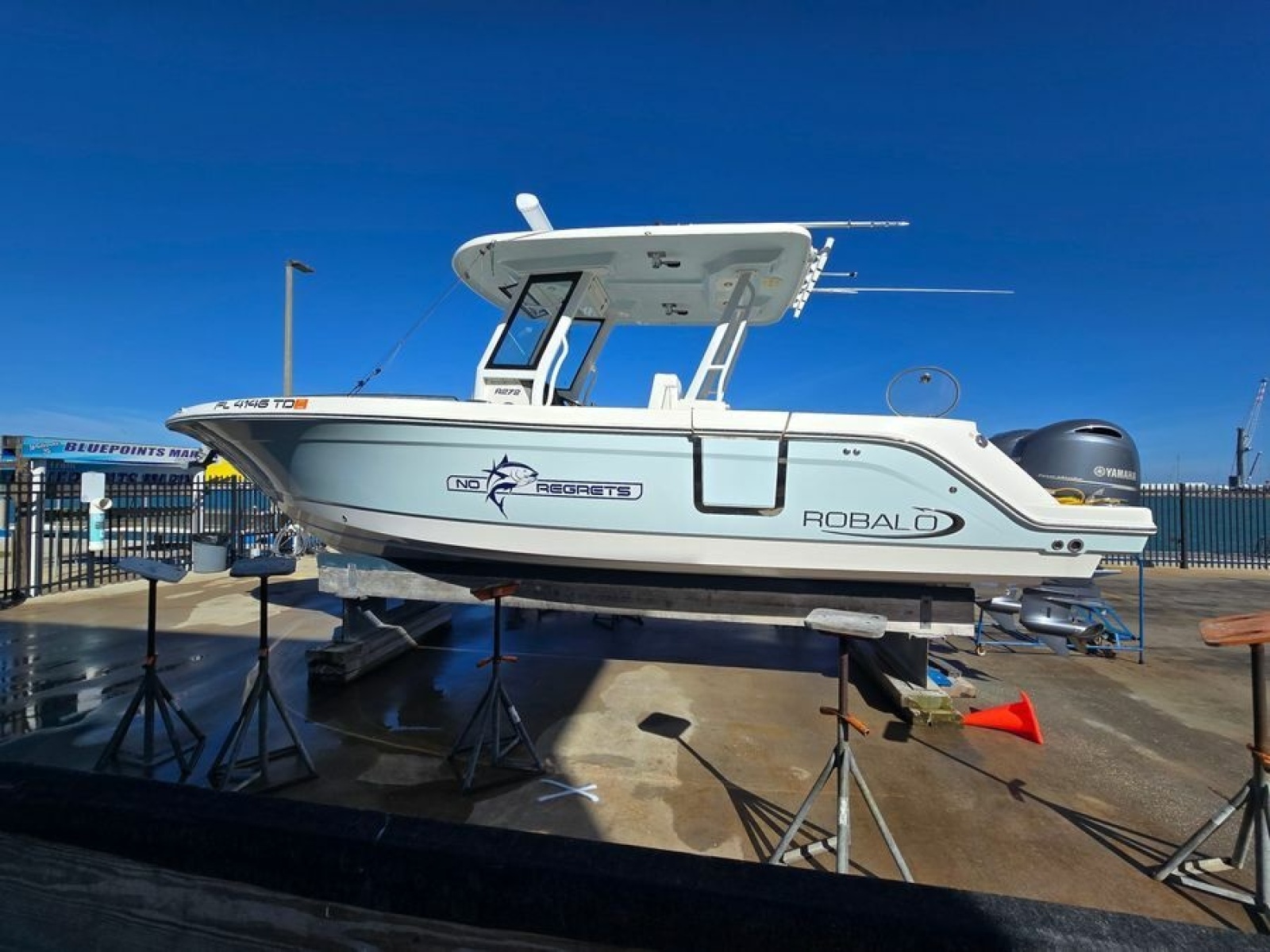 27' 2022 Robalo 