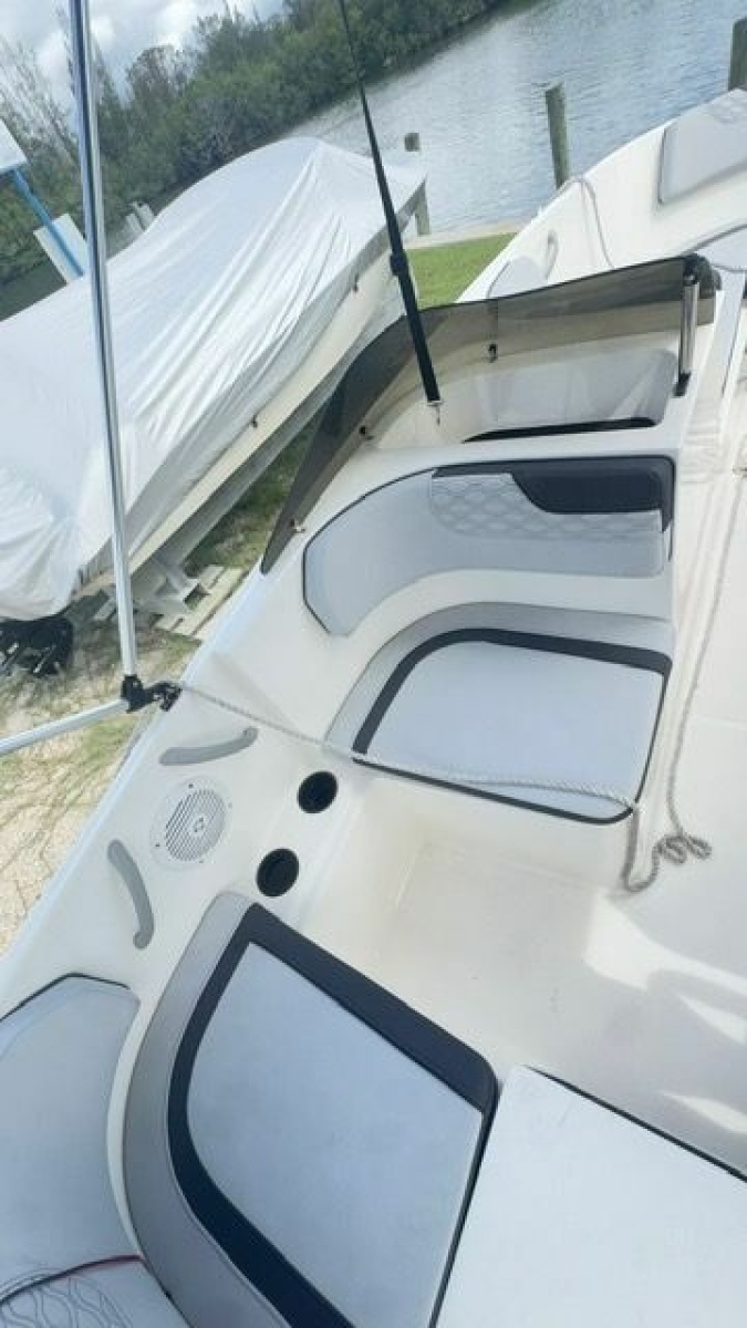 17' 2023 Bayliner 