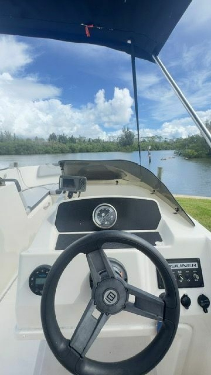 17' 2023 Bayliner 