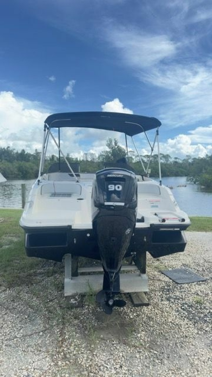 17' 2023 Bayliner 