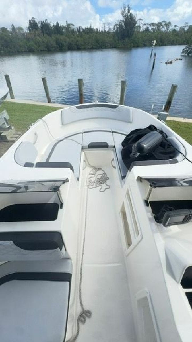 17' 2023 Bayliner 