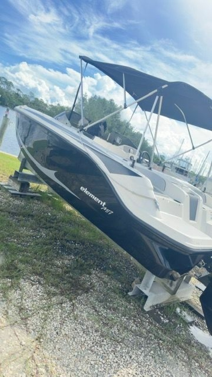 17' 2023 Bayliner 