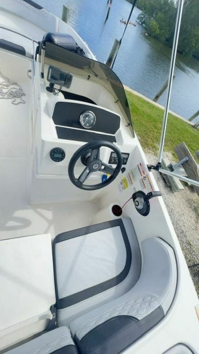 17' 2023 Bayliner 