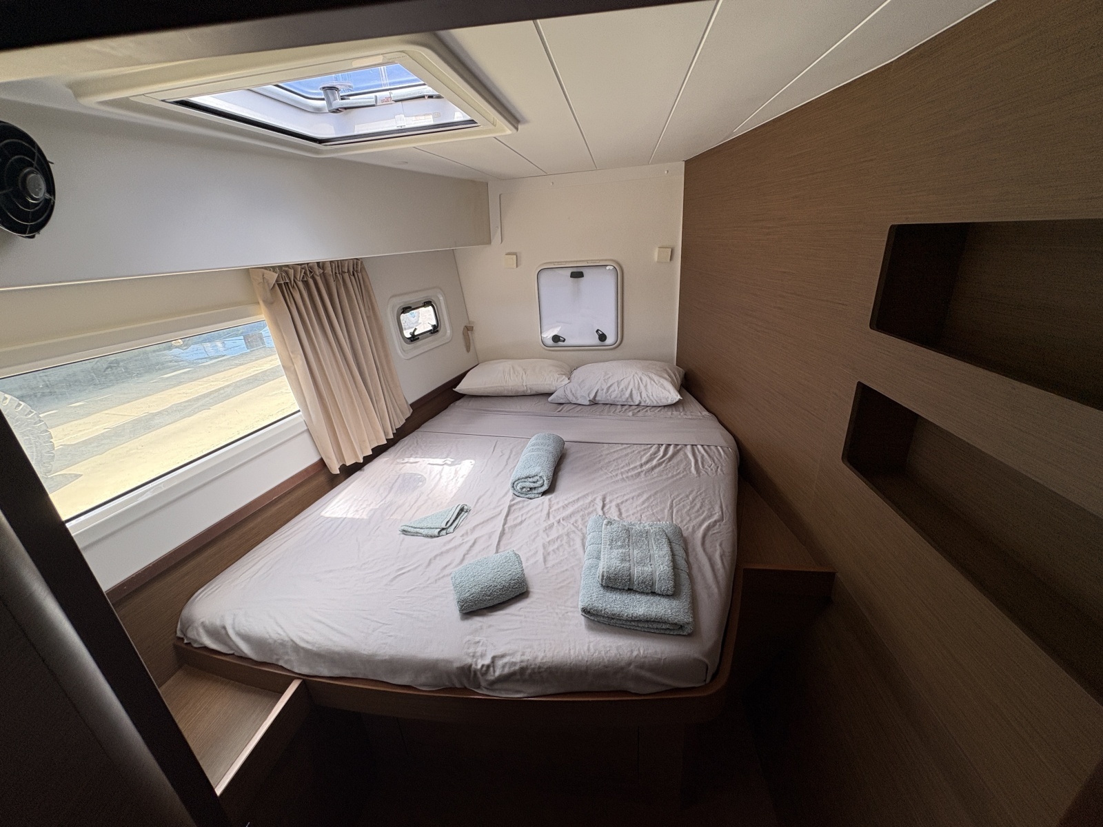 Apres Sail 42ft Lagoon Yacht For Sale