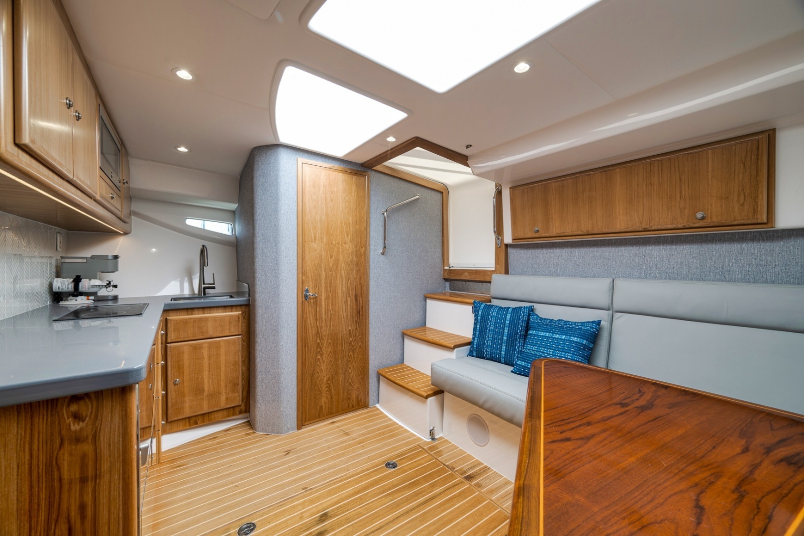 42ft Mag Bay Yacht For Sale