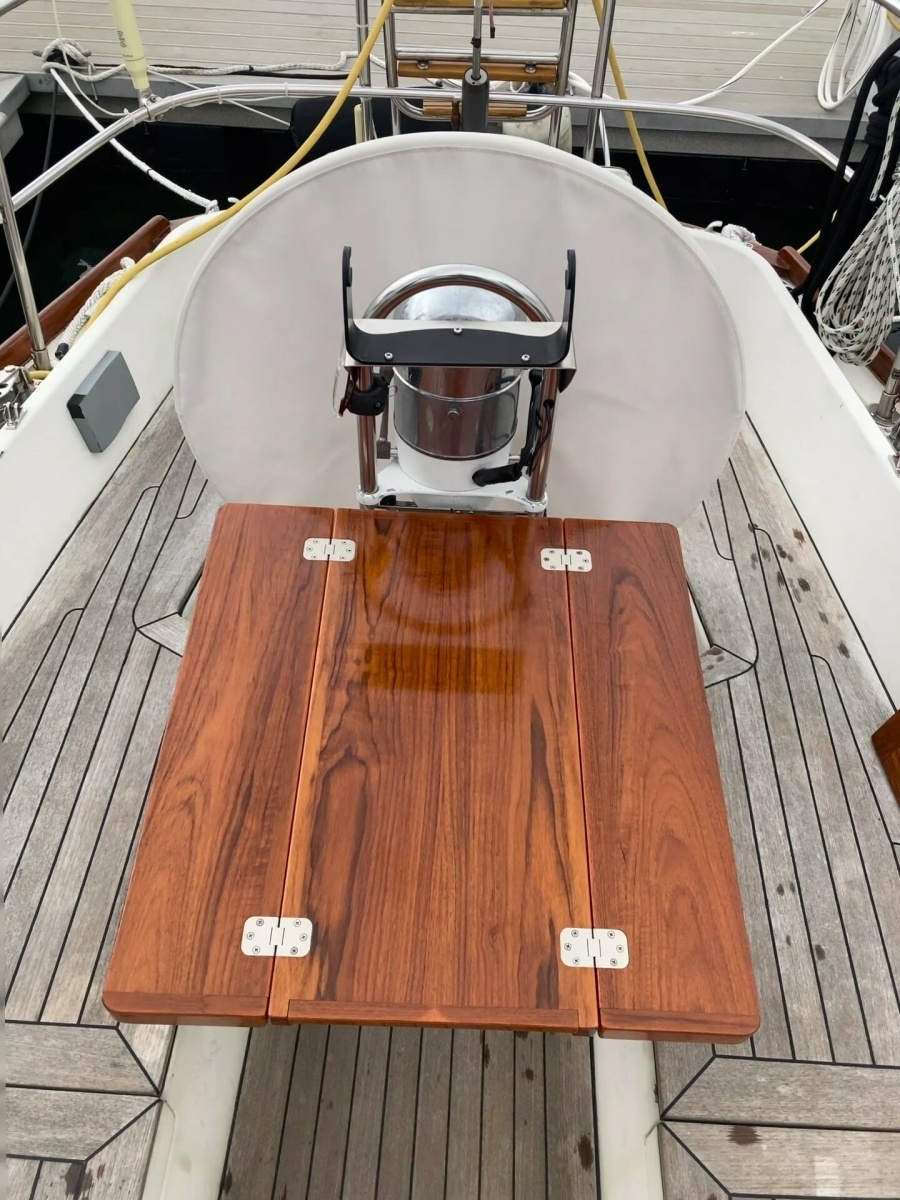 Cockpit table