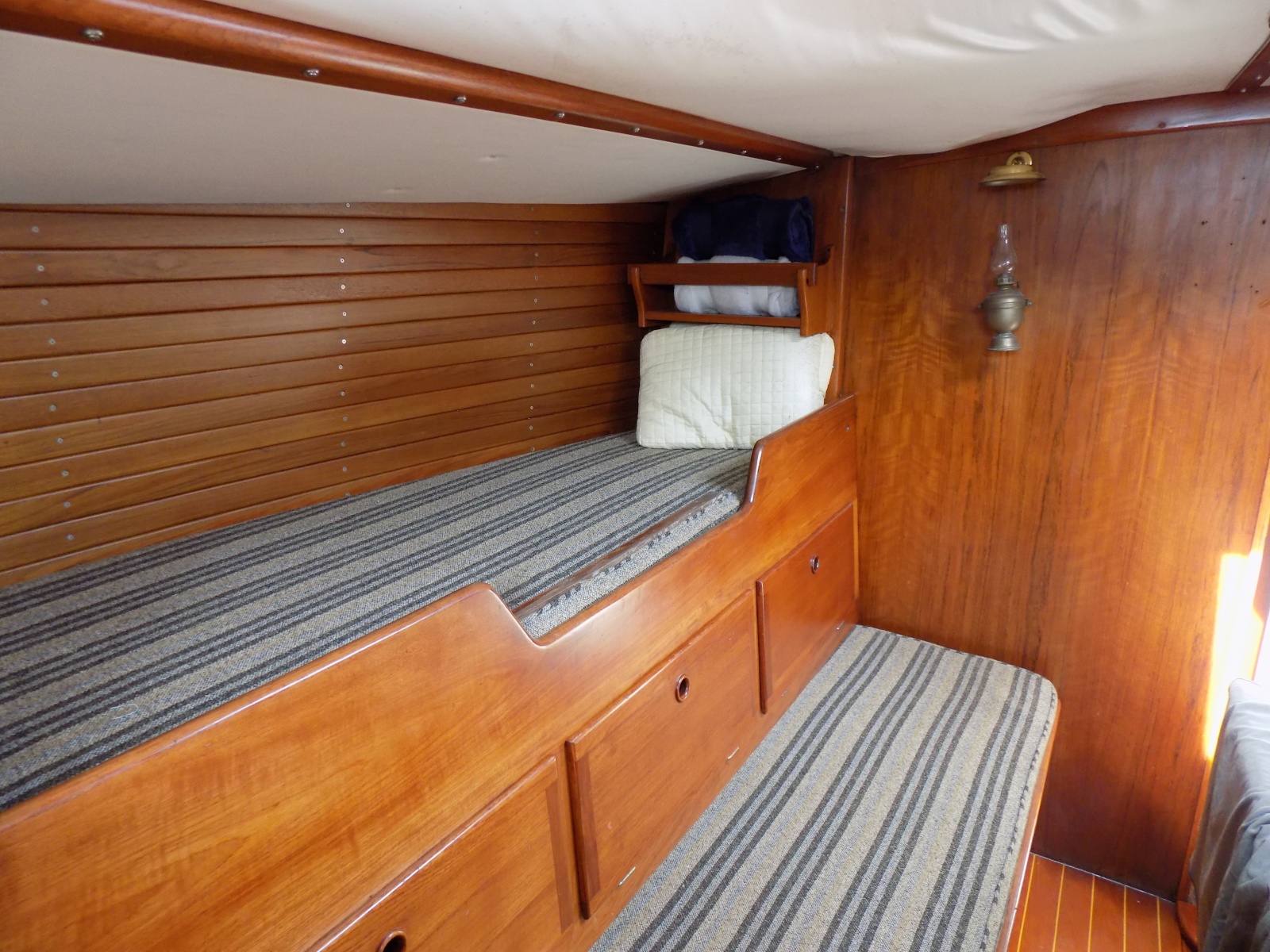 Settee berths to port