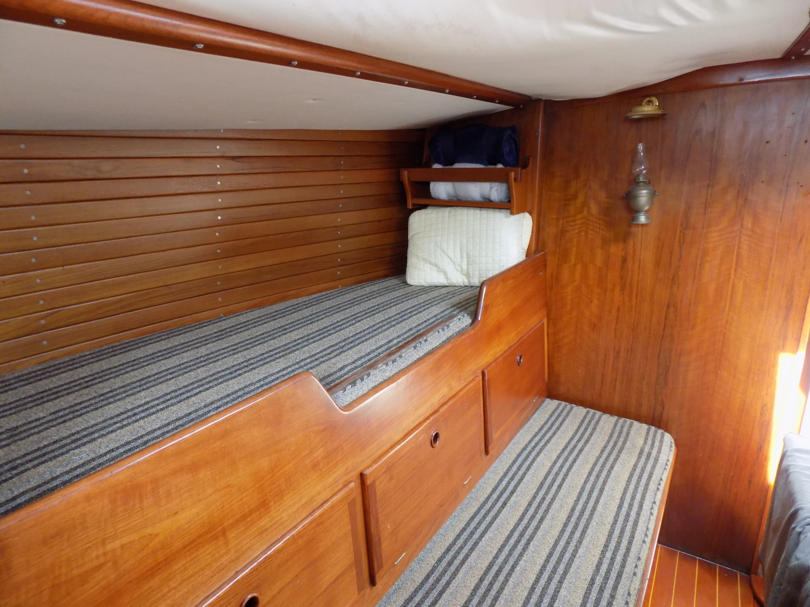 Settee berths to port