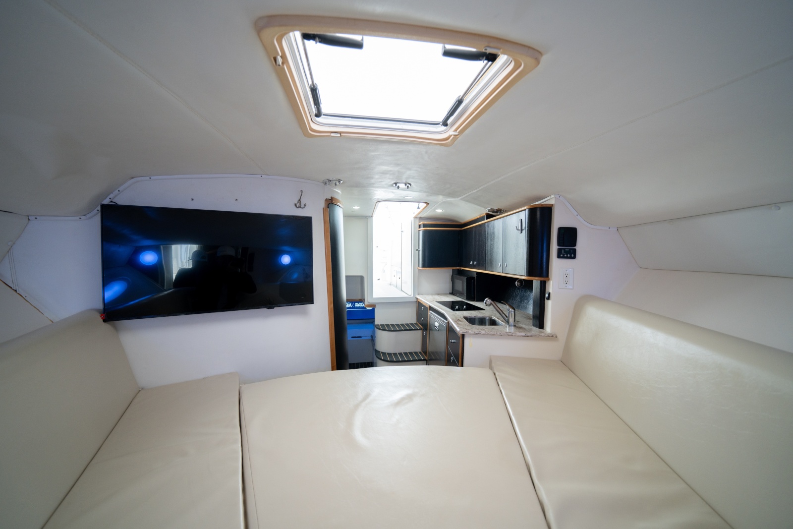 40' 2011 Contender 40 Express