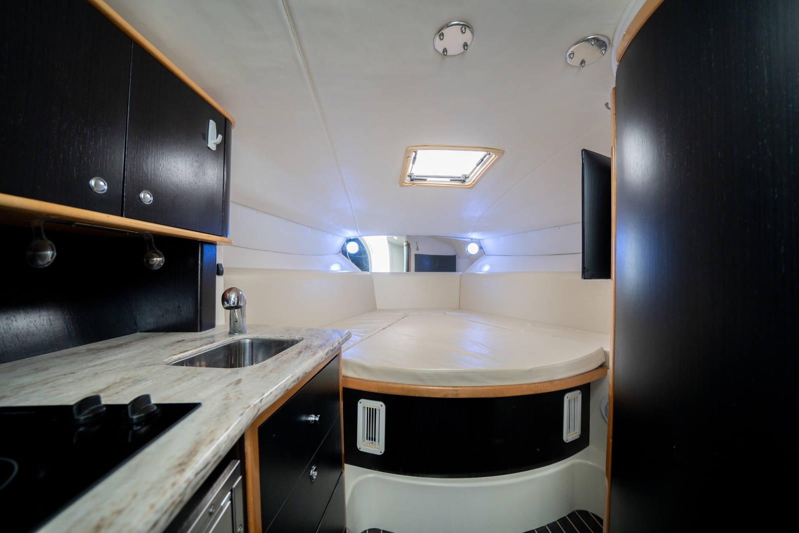 40' 2011 Contender 40 Express