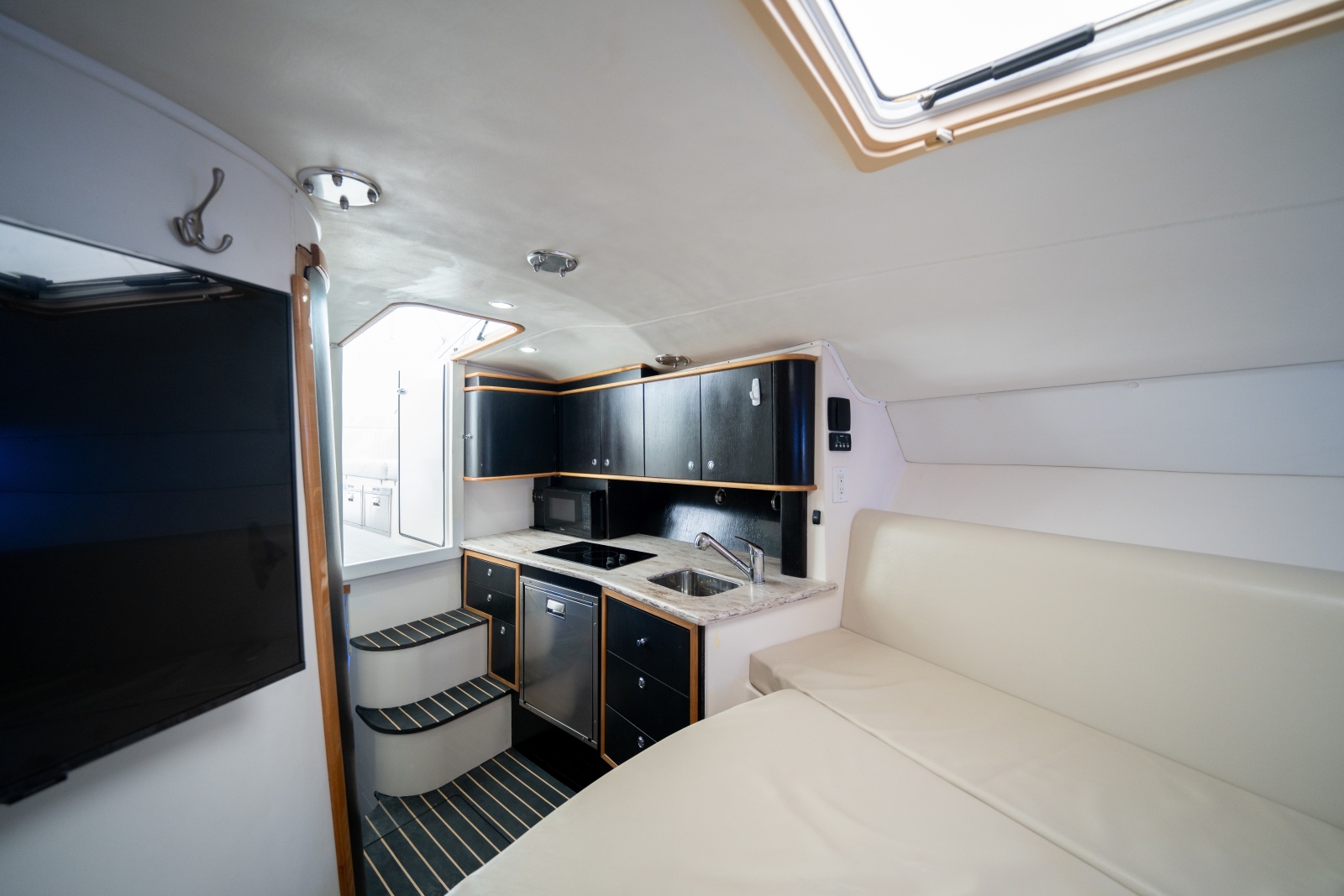 40' 2011 Contender 40 Express