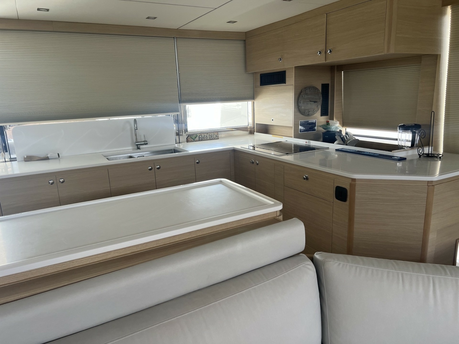 2023 Aquila 54 Yacht