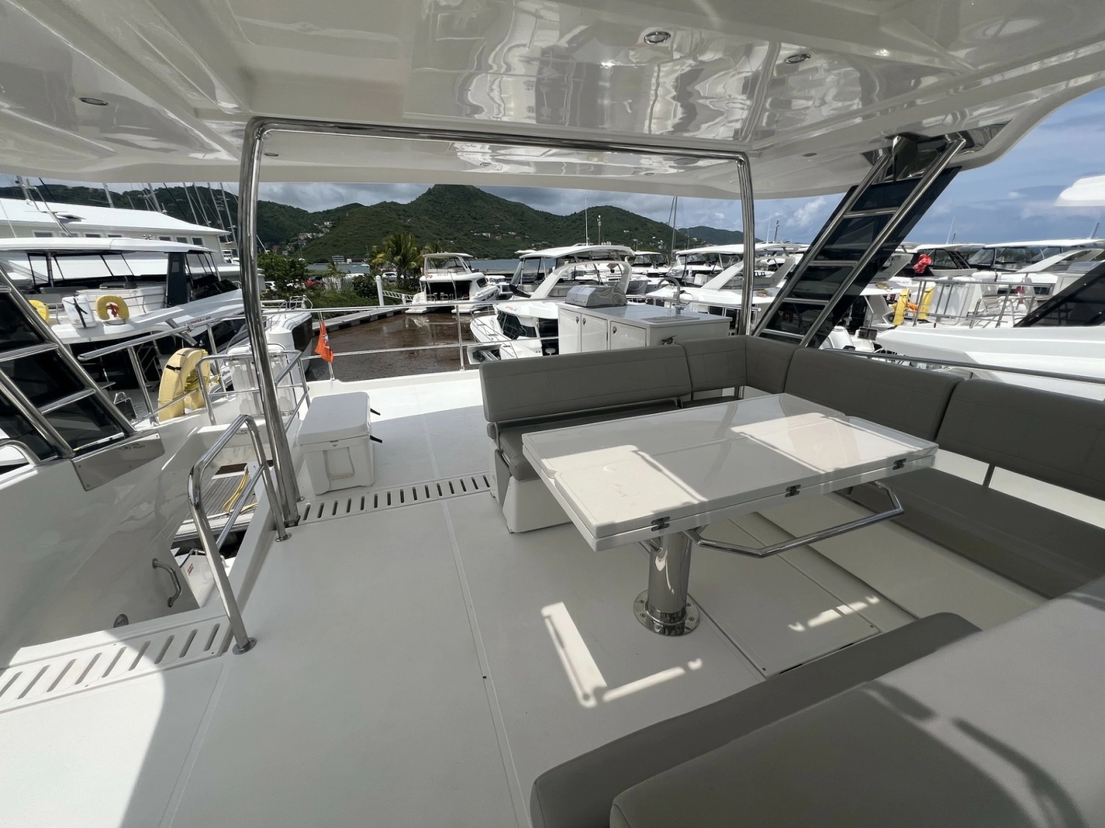 2023 Aquila 54 Yacht