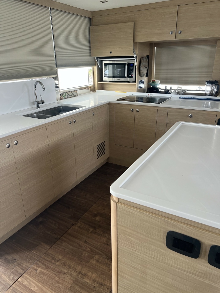 2023 Aquila 54 Yacht