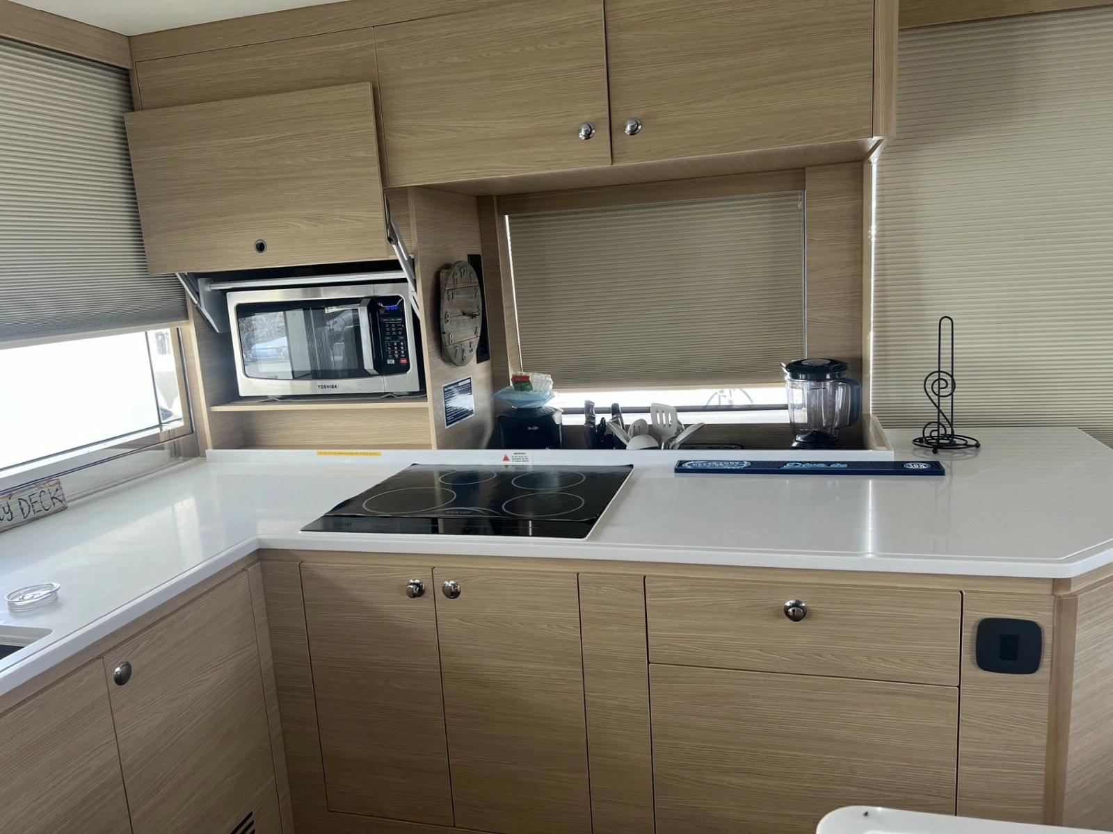 2023 Aquila 54 Yacht