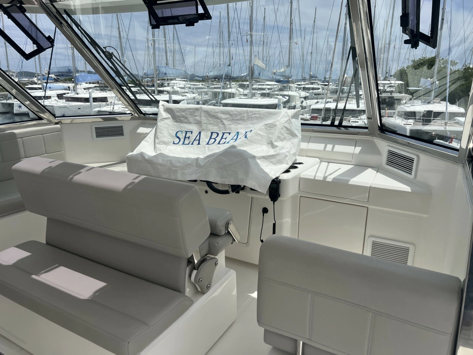 2023 Aquila 54 Yacht