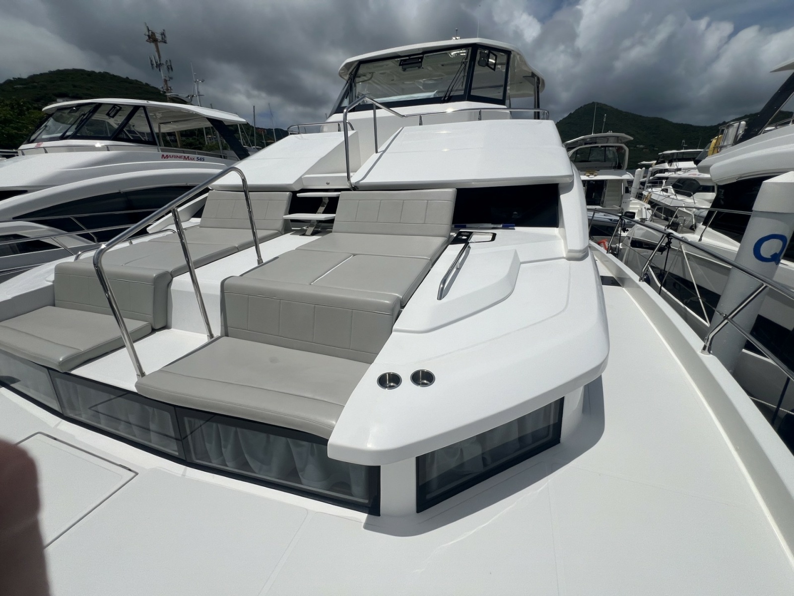 2023 Aquila 54 Yacht
