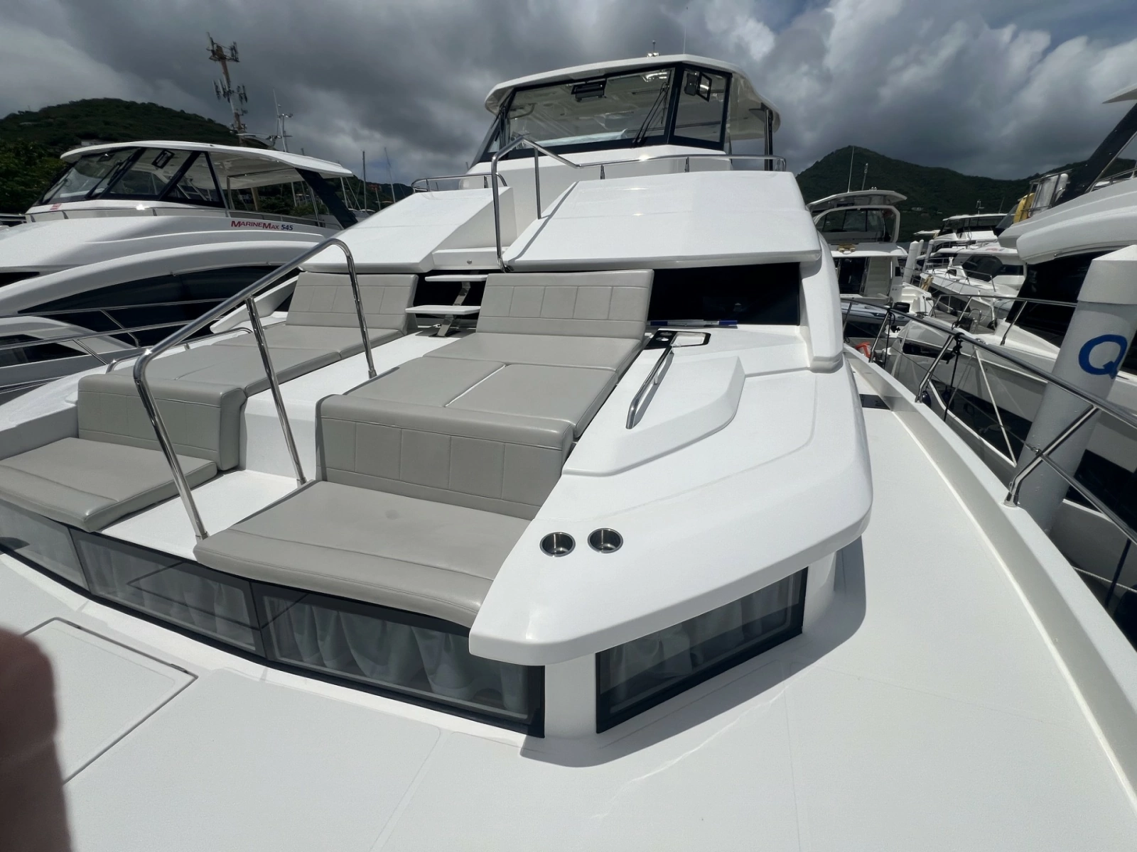 2023 Aquila 54 Yacht