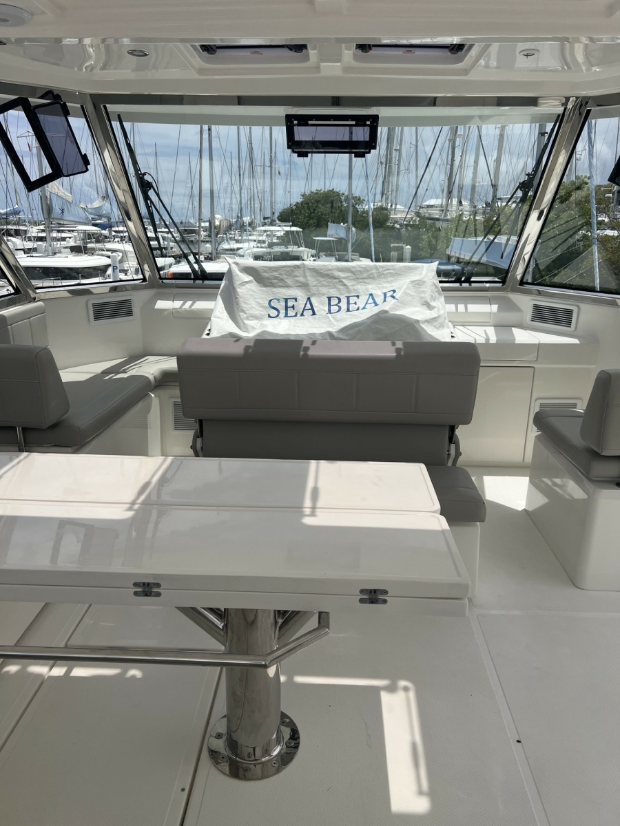 2023 Aquila 54 Yacht