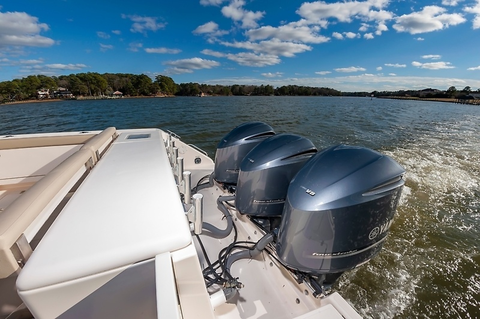 38' 2015 Pursuit 385 OS