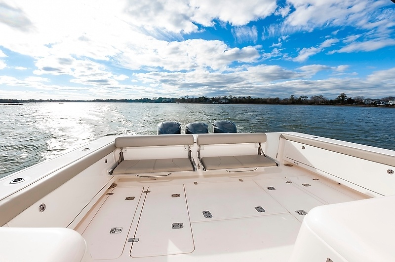 38' 2015 Pursuit 385 OS