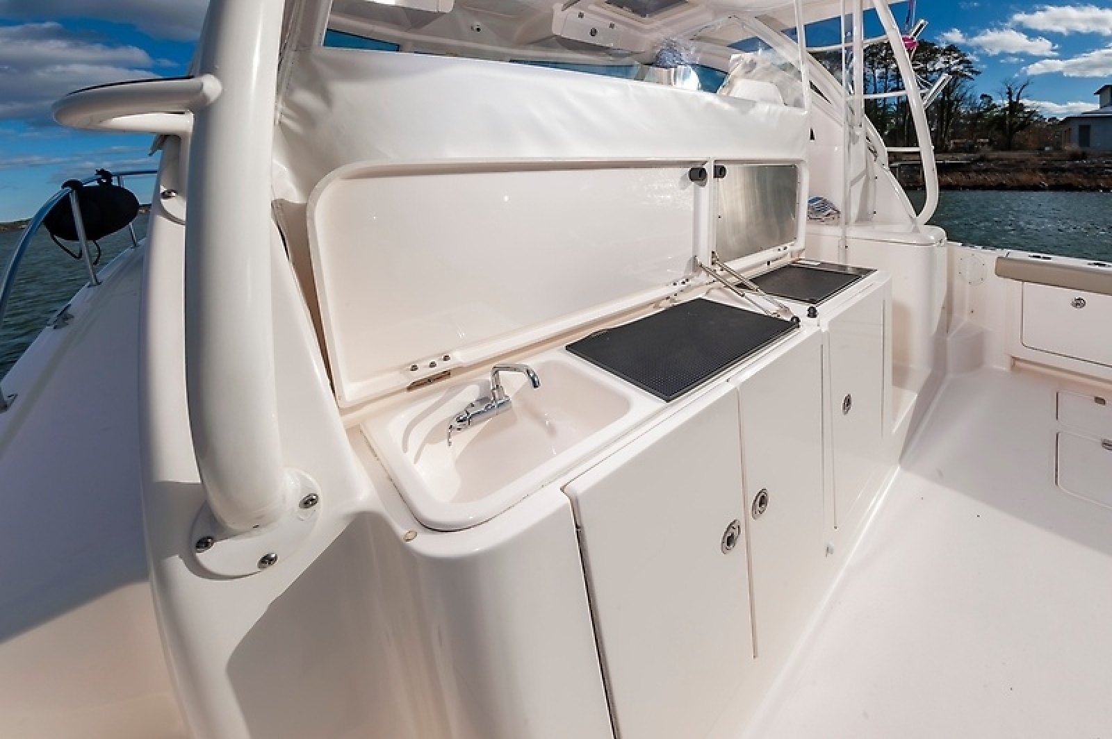 38' 2015 Pursuit 385 OS