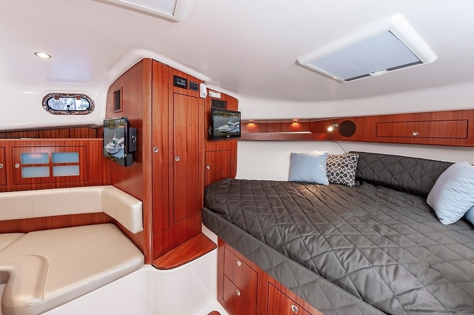 38' 2015 Pursuit 385 OS