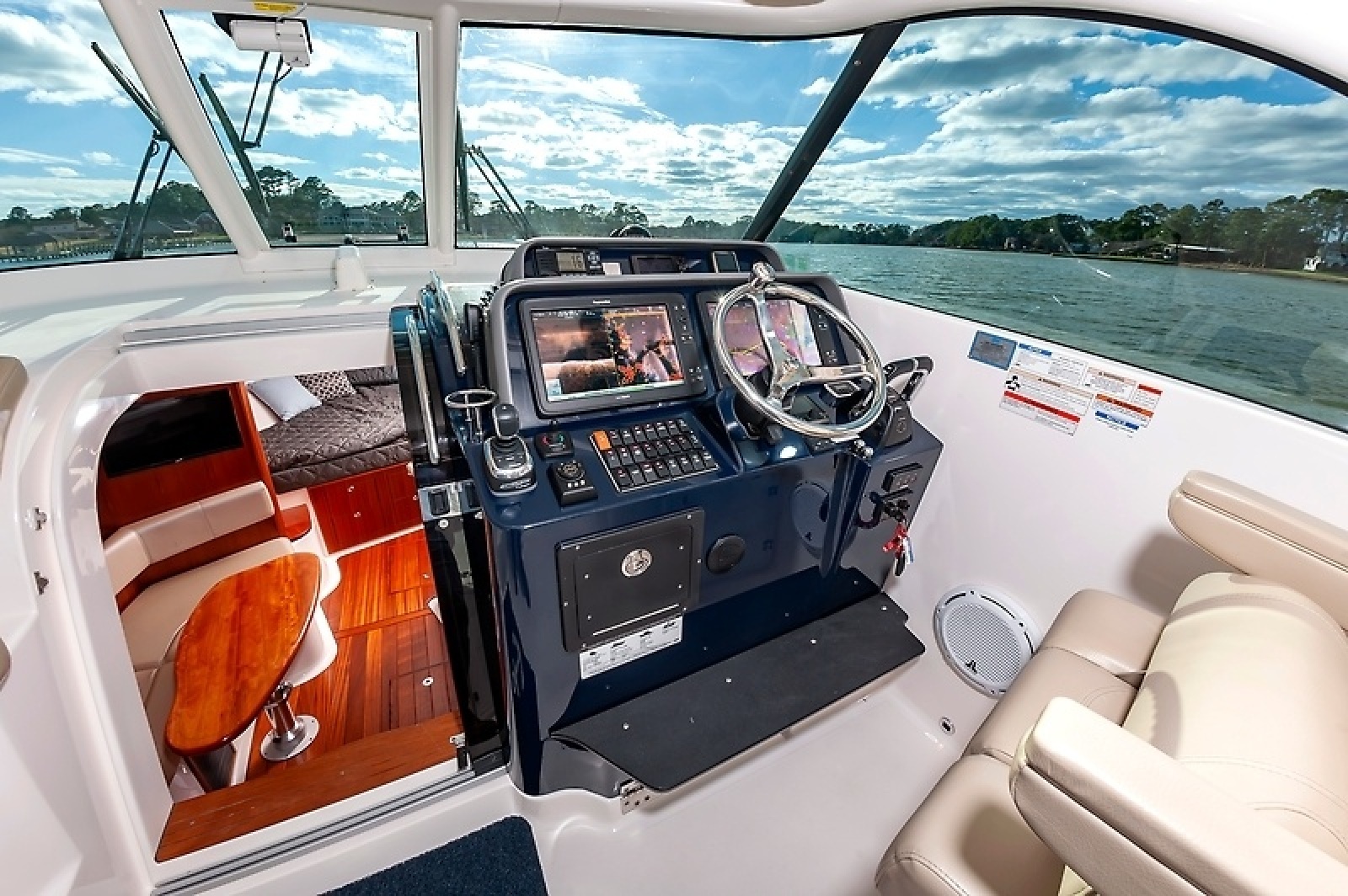 38' 2015 Pursuit 385 OS