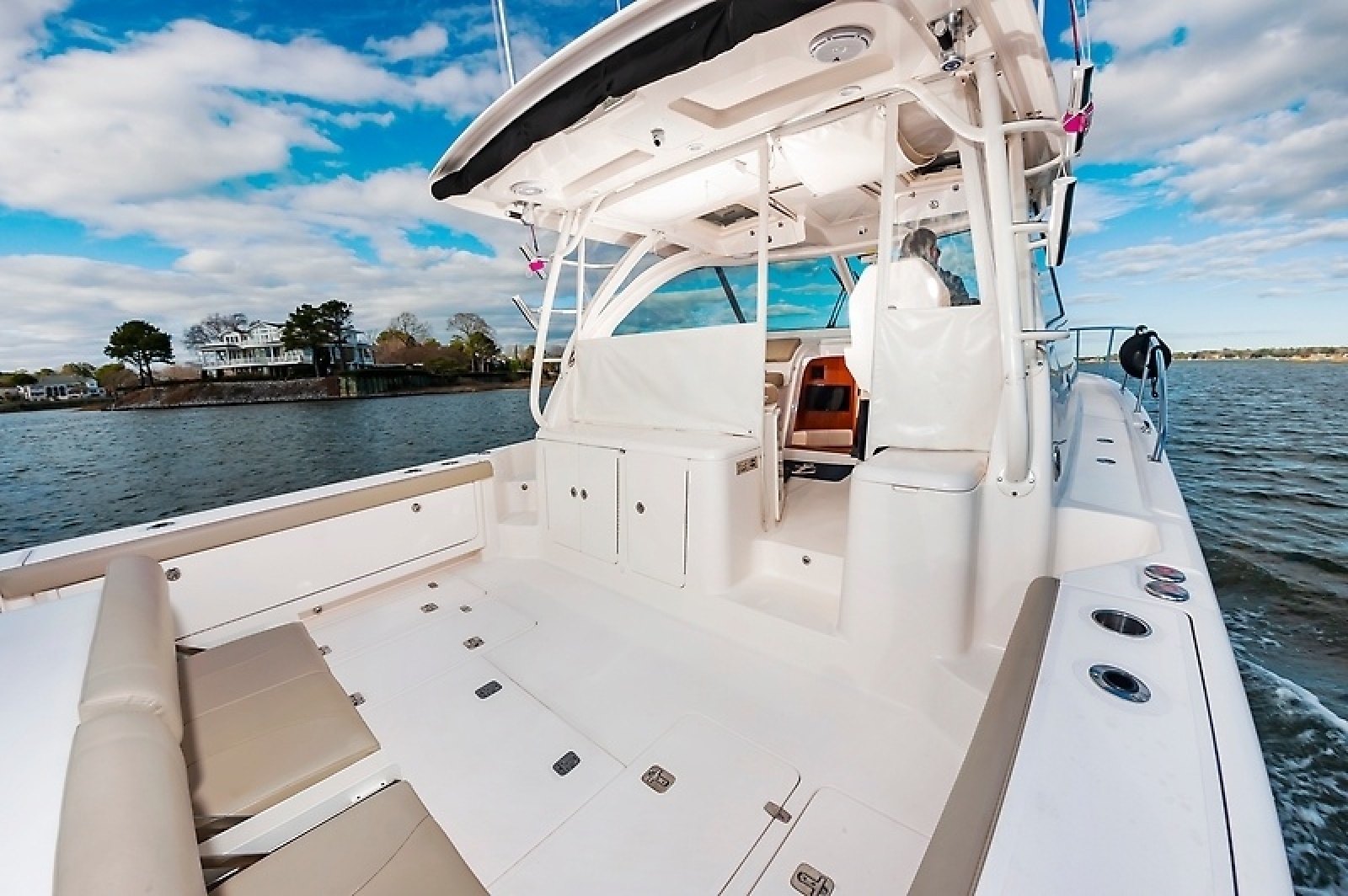 38' 2015 Pursuit 385 OS