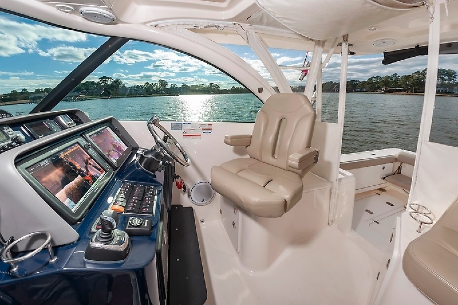 38' 2015 Pursuit 385 OS