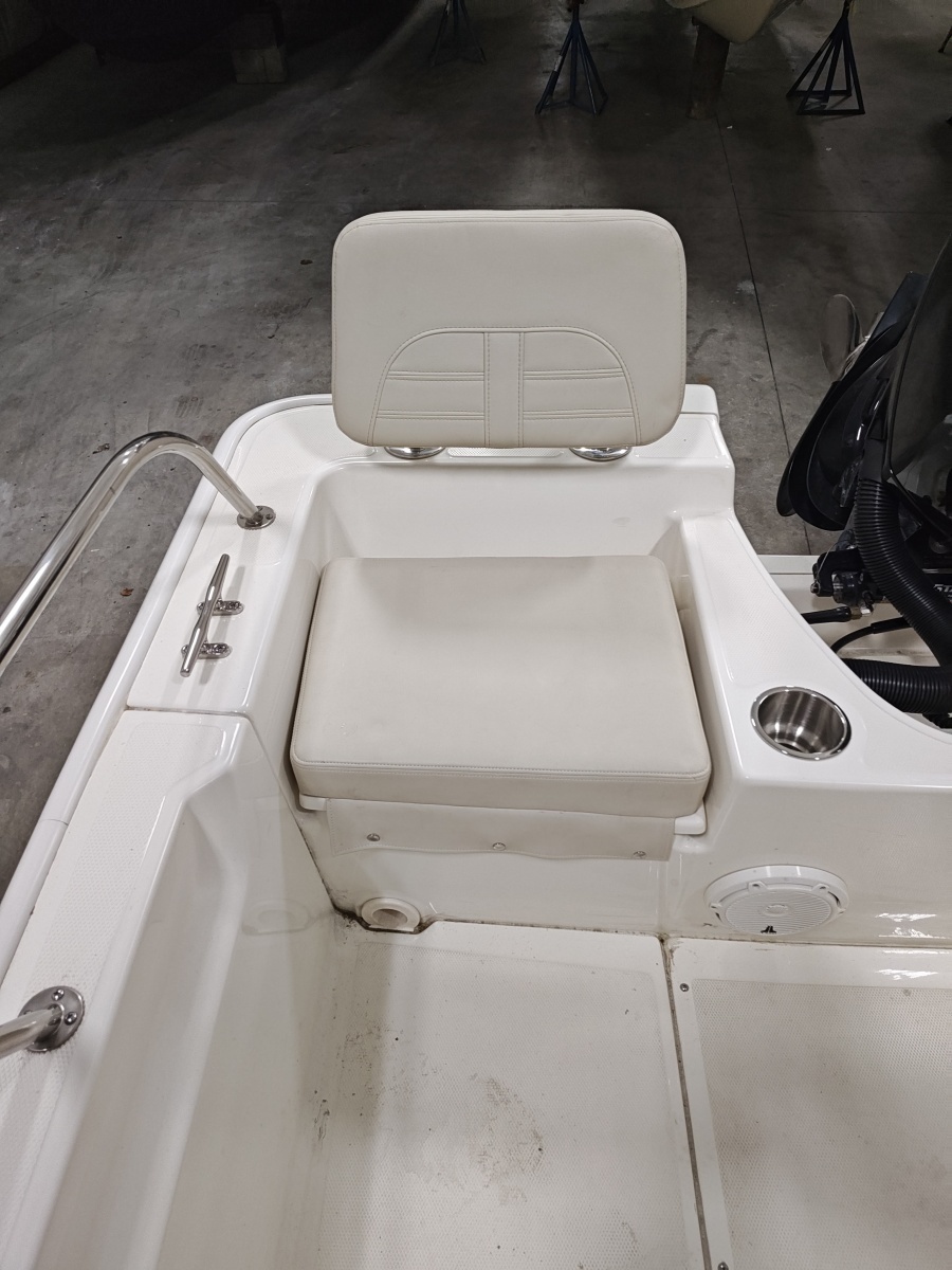 19ft Boston Whaler Yacht For Sale