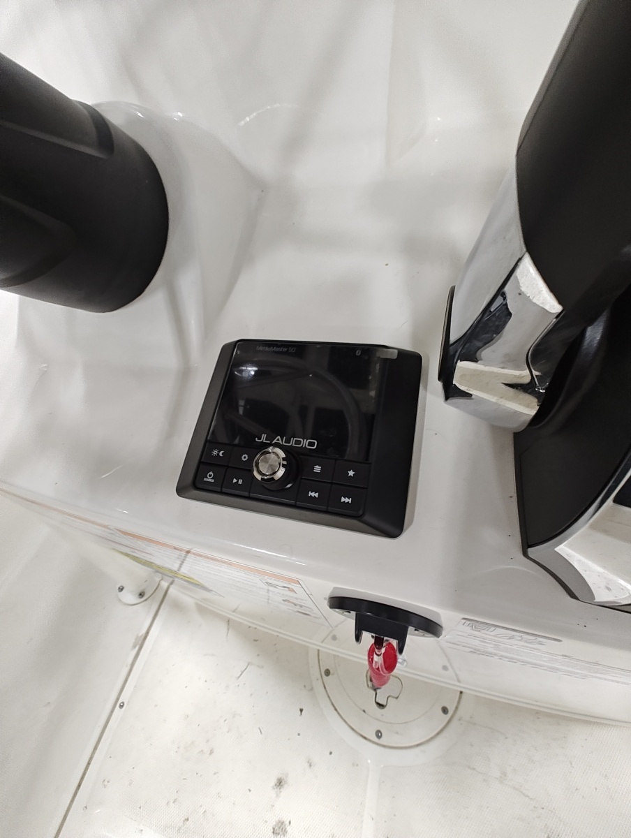 19ft Boston Whaler Yacht For Sale