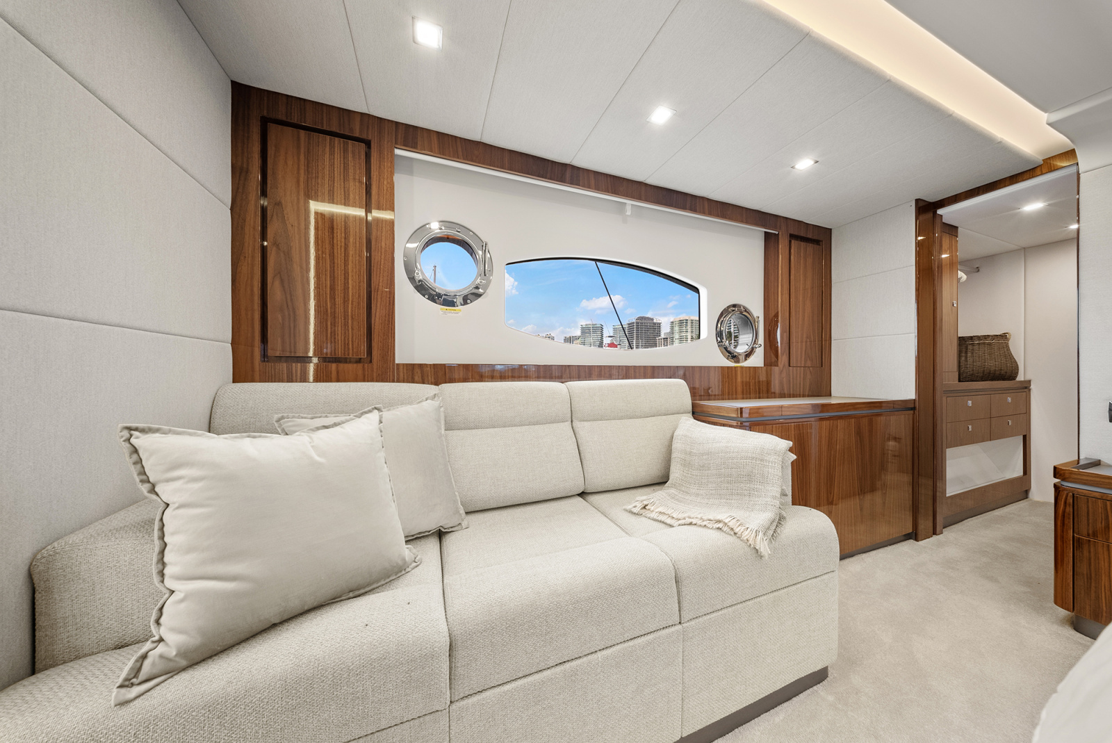 63' 2024 Riviera 6000 SPORT YACHT