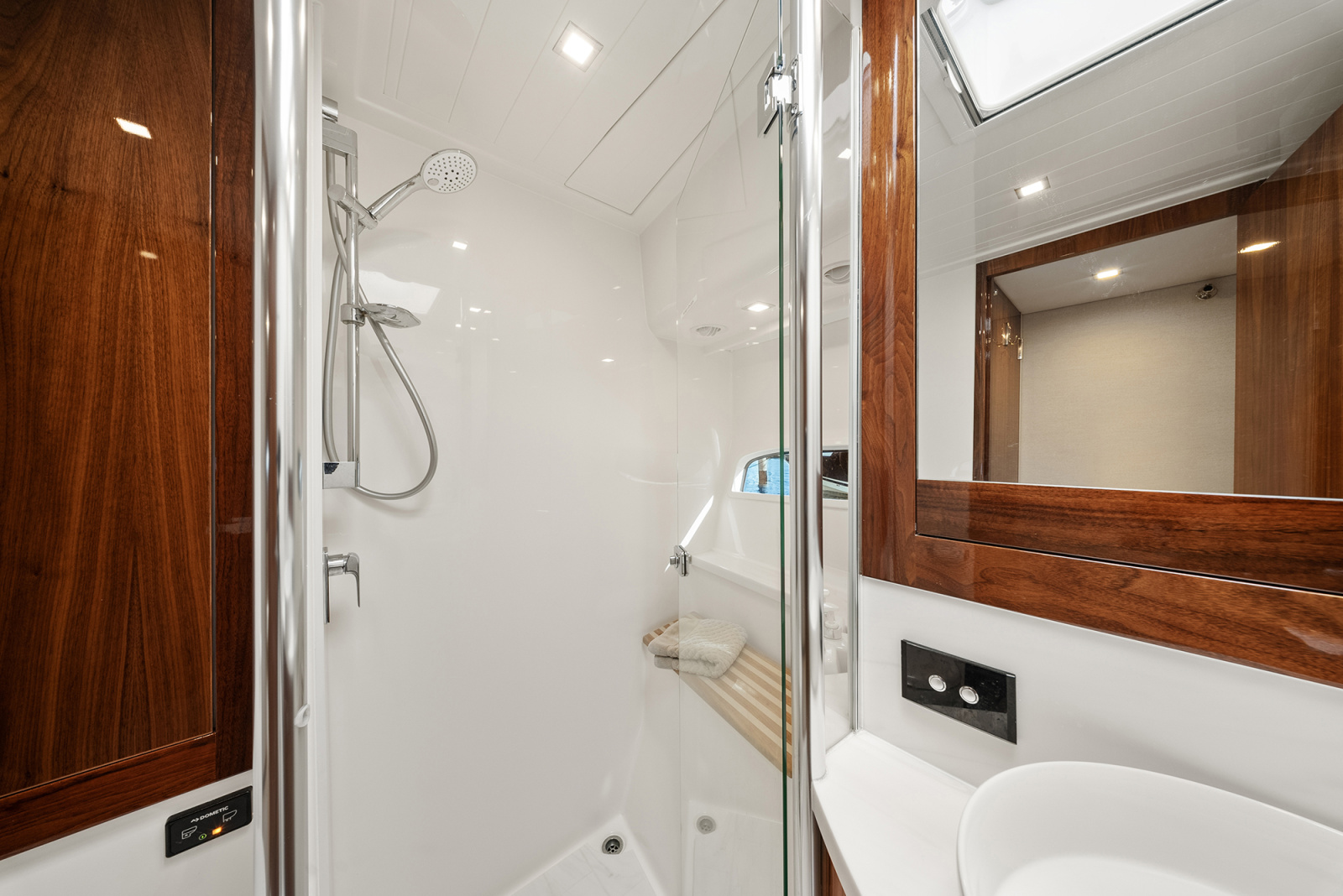 63' 2024 Riviera 6000 SPORT YACHT