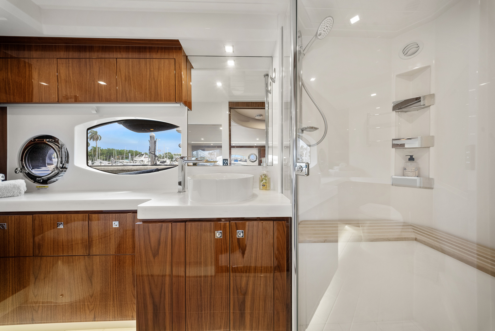 63' 2024 Riviera 6000 SPORT YACHT