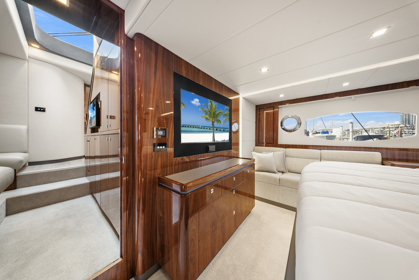 63' 2024 Riviera 6000 SPORT YACHT