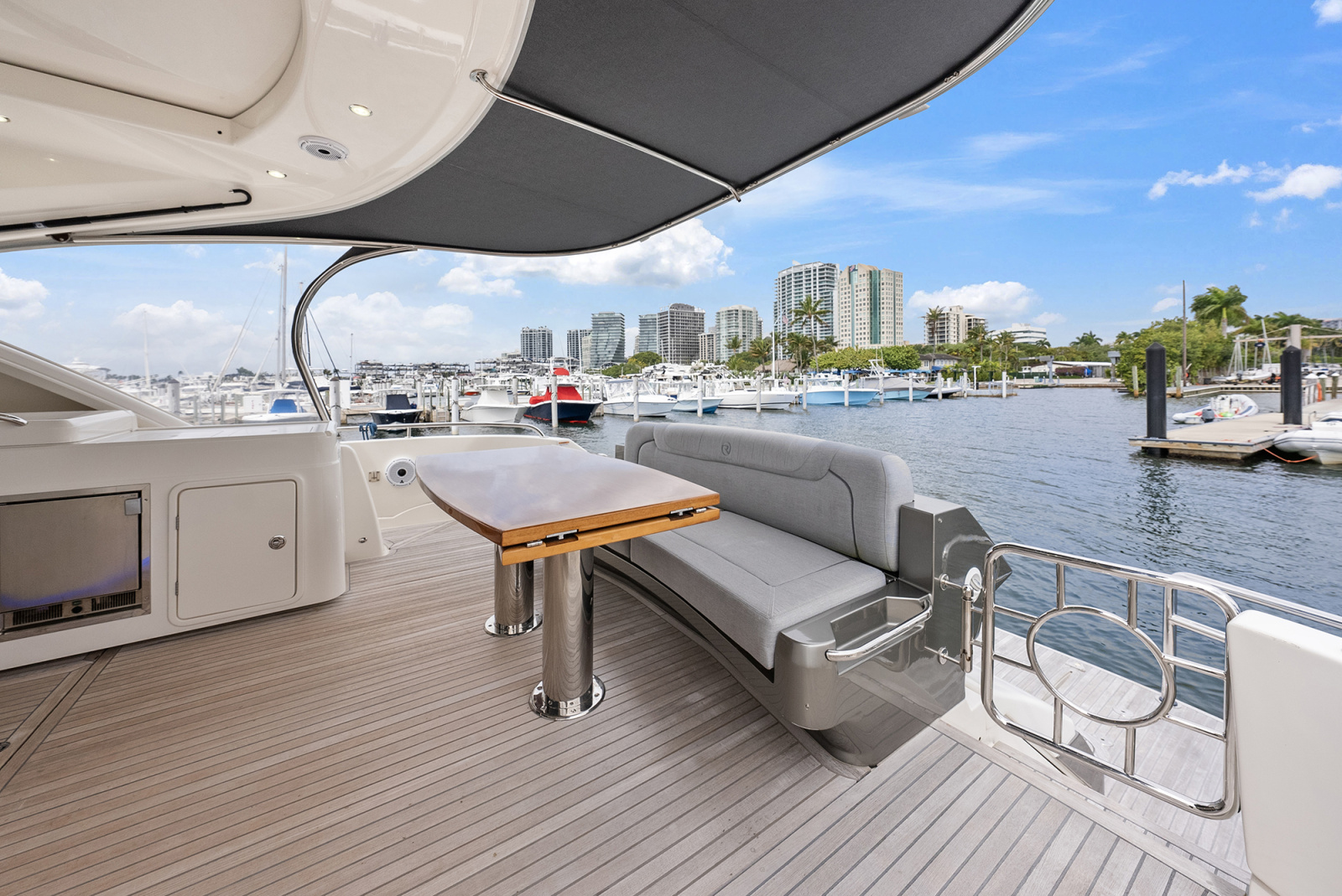 63' 2024 Riviera 6000 SPORT YACHT