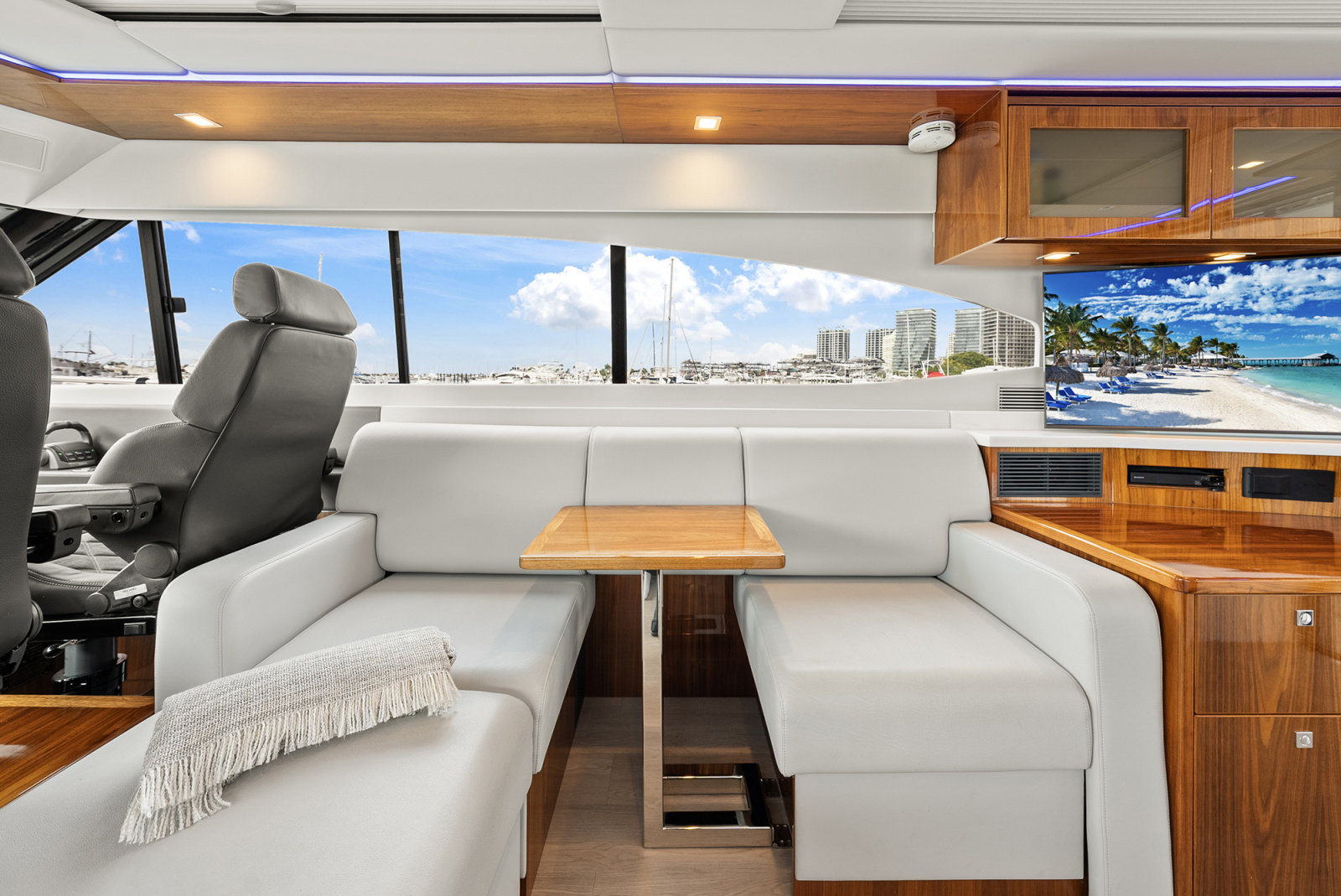 63' 2024 Riviera 6000 SPORT YACHT