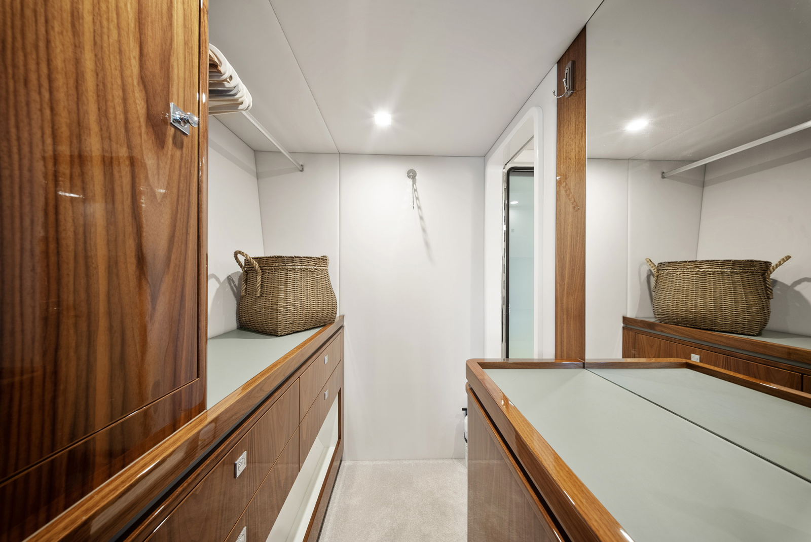 63' 2024 Riviera 6000 SPORT YACHT