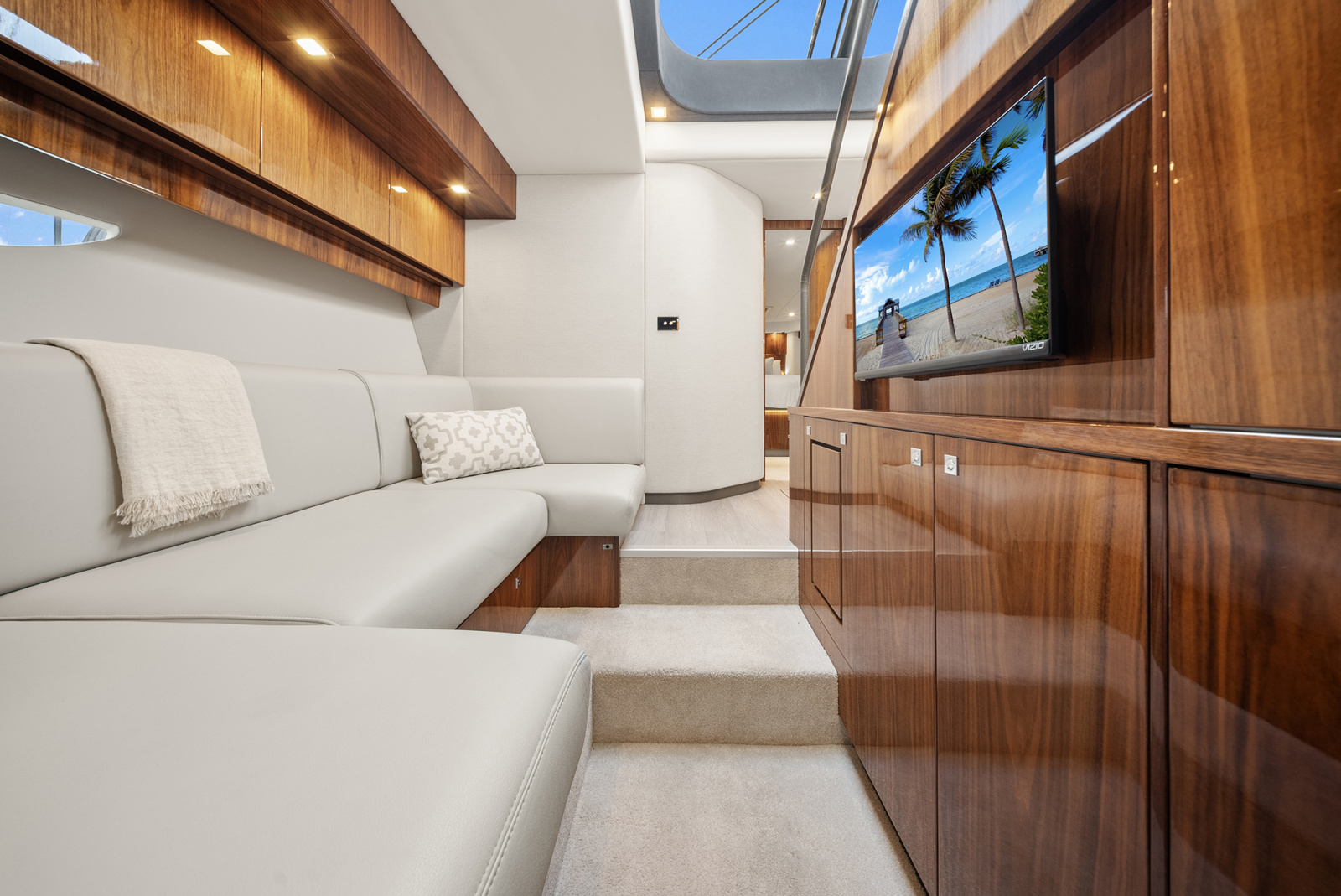 63' 2024 Riviera 6000 SPORT YACHT