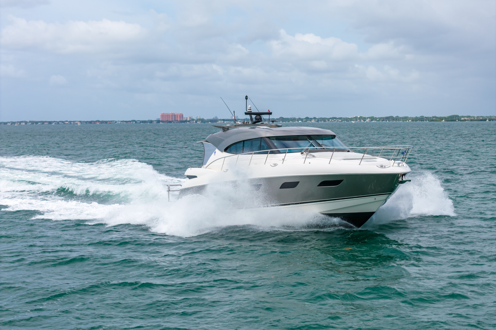 63' 2024 Riviera 6000 SPORT YACHT